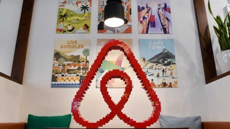 Airbnb suma 22.300 anfitriones que ofrecen su vivienda a refugiados en marzo en el mundo