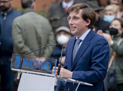 Ayuso asiste al homenaje al concejal de Barajas, Tomás Serrano