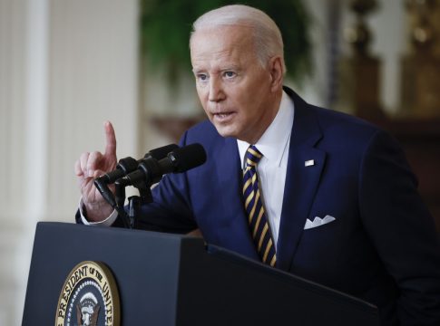 Biden prohíbe importar productos rusos como vodka o caviar y restringe relaciones comerciales con Moscú