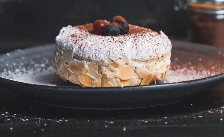 Bizcocho de almendras: el truco para que estas no se queden en la base