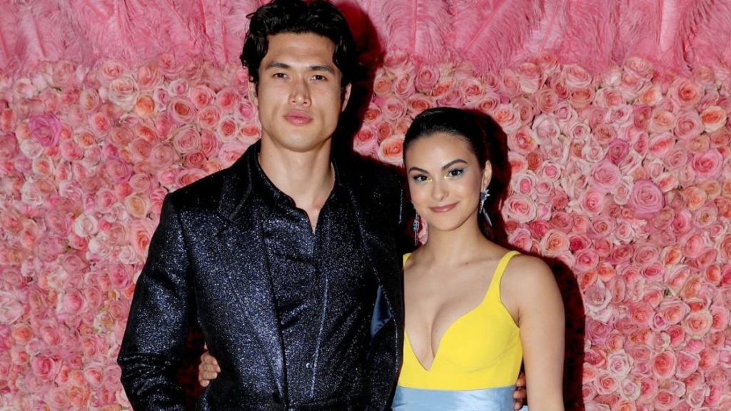 Charles Melton y Camila Mendes