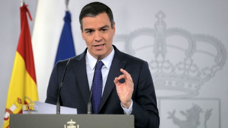 Sánchez asegura que el Gobierno sigue con atención el caso del periodista español detenido en Polonia