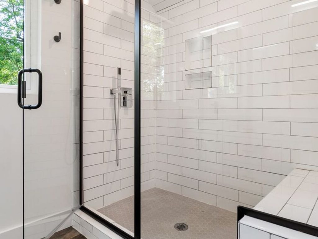 ¿Cómo puedo eliminar la cal de mi baño?