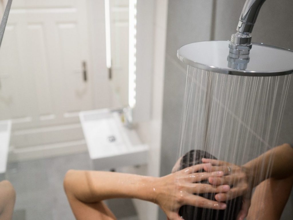 ¿Cuál es la importancia de eliminar las manchas de cal de tu baño?