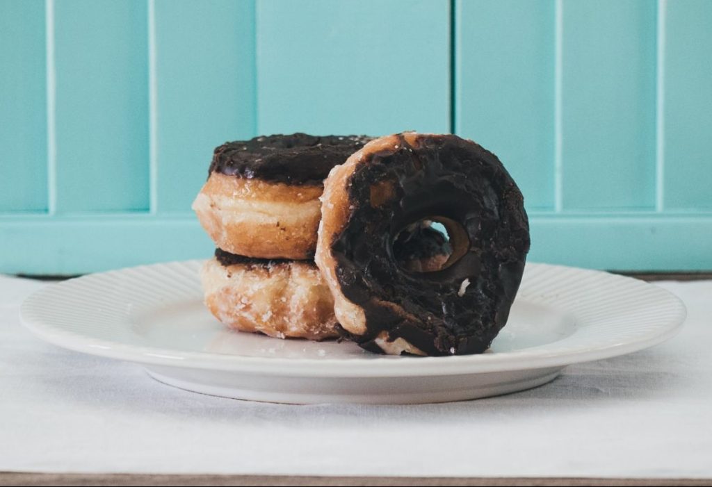 Cómo preparar donuts que no engorden un gramo 63 Esta receta además de sencilla es muy nutritiva y rica. Solo necesitas: aguacates, aceite de oliva, tortillas de maíz, queso rallado, tomates deshidratados, sal y pimienta. Retira la pulpa de dos aguacates y colócalos en un bol. Tritúralo muy bien con la ayuda de un tenedor hasta formar un puré. Cuando lo tengas listo, vierte una cucharadita de aceite de oliva sobre una sartén y coloca una tortilla de maíz. Caliéntala un poco y cubre la mitad con queso rallado. Pon sobre la tortilla dos cucharadas de puré de aguacate, unos tomates deshidratados, un poco de sal y pimienta y cubre con un poco más de queso. Ciérrala y cocínala a fuego medio vuelta y vuelta.