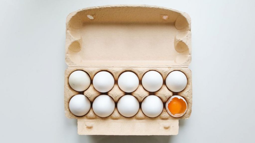 ¿Cómo puedo identificar si un huevo está fresco?