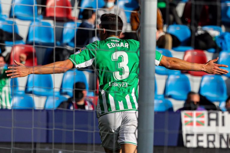 Edgar González renueva con el Betis dos temporadas más hasta 2025