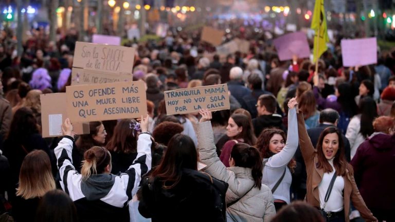 El PSOE defiende en la manifestación de la Comisión 8M que es el único partido que quiere abolir la prostitución