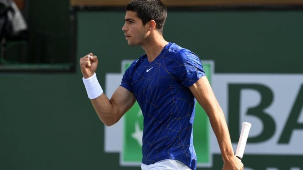 El globito por debajo de las piernas que hace Alcaraz y Rafa