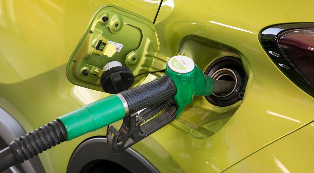 El problema de llenar el depósito de gasolina demasiado rápido 16 Un método perjudicial para su coche