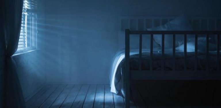 El motivo por el que no debes dormir con la persiana subida