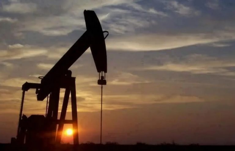 El petróleo sube más de un 5% y supera los 130 dólares ante la perspectiva de embargo de EE.UU. al crudo ruso