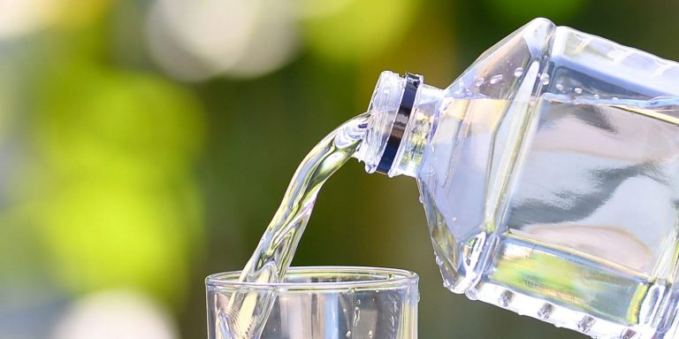 El sector de aguas minerales avisa de desabastecimiento y cese de la producción por el paro de transportes