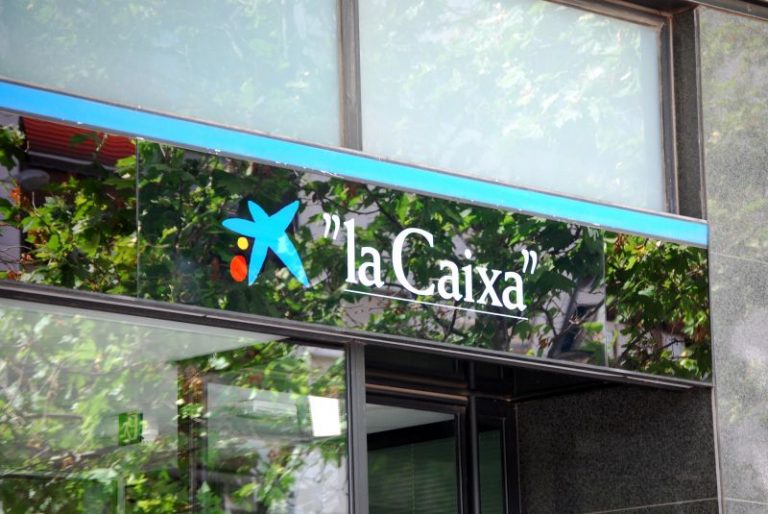 Europa abandona la atención presencial en banca mientras el sector español dobla la tasa de sucursales￼