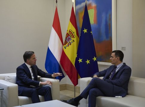 EuropaPress_4352349_presidente_gobierno_pedro_sanchez_conversa_junto_primer_ministro_paises