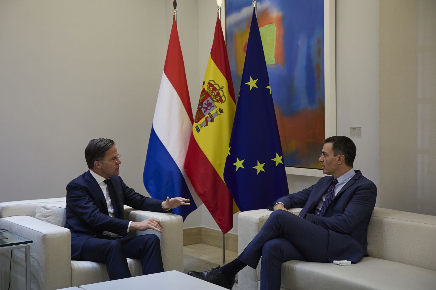 EuropaPress_4352349_presidente_gobierno_pedro_sanchez_conversa_junto_primer_ministro_paises