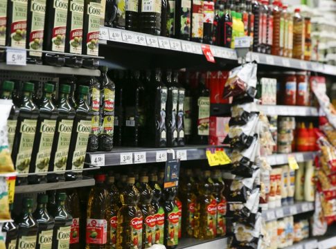 Facua denuncia a cinco supermercados por limitar la compra de unidades de aceite de girasol