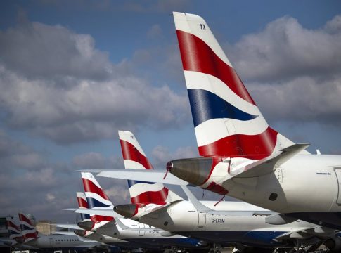 IAG reparte 4,6 millones de acciones entre una docena de ejecutivos, a liberar en 2025
