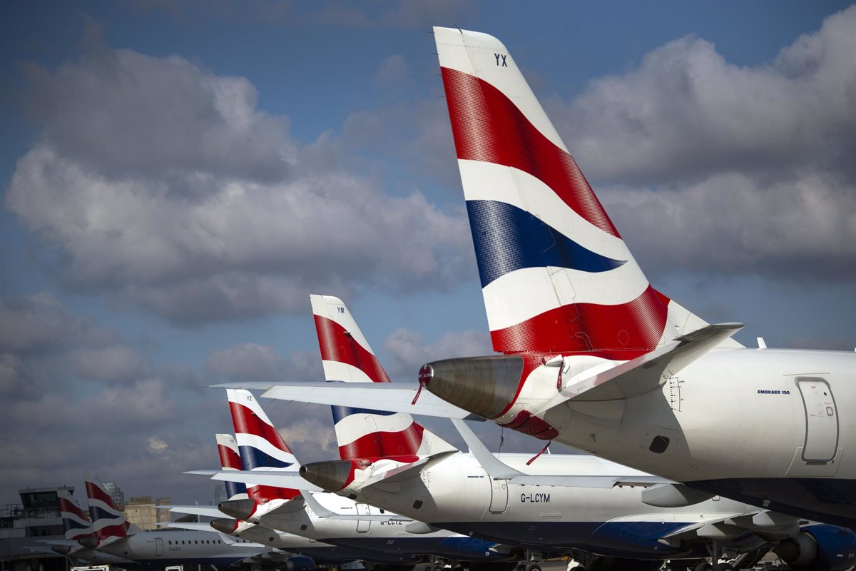 IAG reparte 4,6 millones de acciones entre una docena de ejecutivos, a liberar en 2025