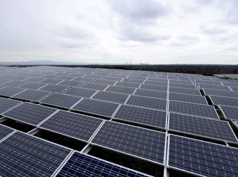 Idean un método para limpiar los paneles solares sin usar agua