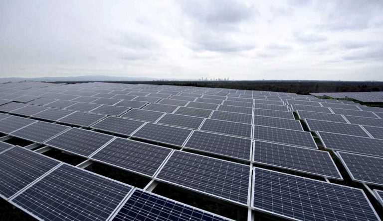 Idean un método para limpiar los paneles solares sin usar agua