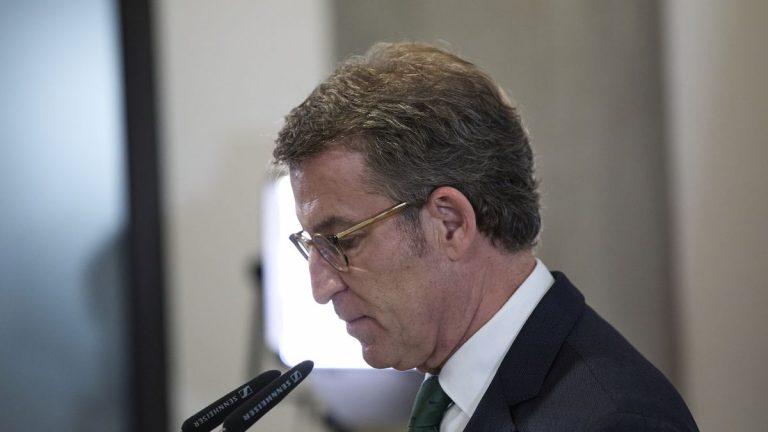 Feijóo se equivoca en el Senado y vota a favor de la reforma de Sánchez para el TC