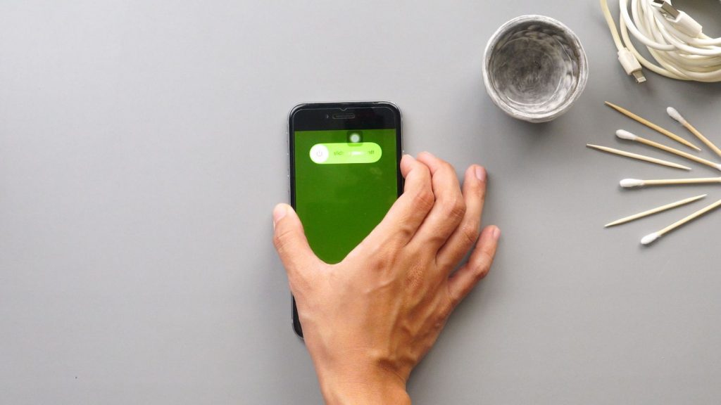 ¿Puedes usar alcohol para limpiar el puerto de carga de tu teléfono?