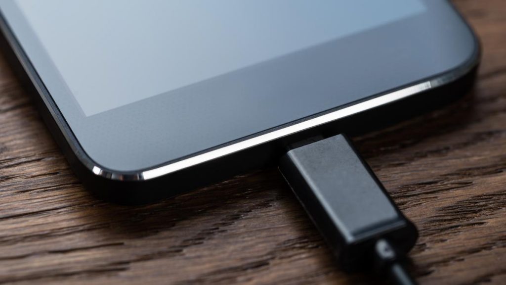 ¿Qué evitar usar para revisar el puerto de carga del Android?