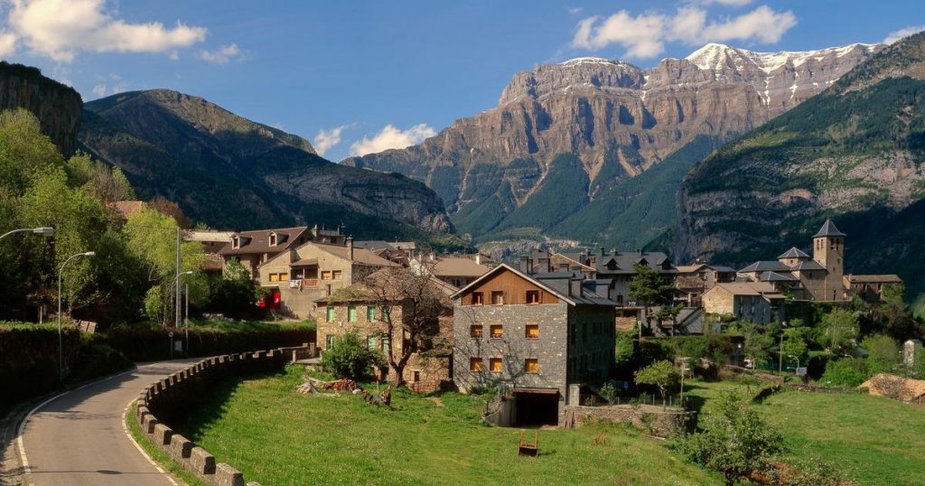 Torla ubicado genialmente en Aragón