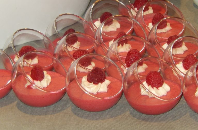 Mousse de frutos rojos: cómo hacerla ligera en solo 10 minutos