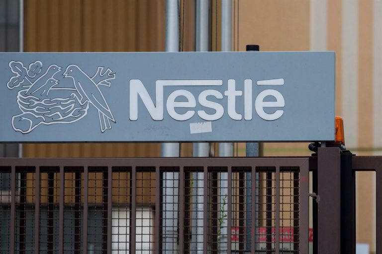 Nestlé restringirá su actividad en Rusia a alimentos esenciales