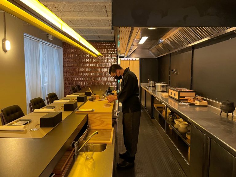 Omakase, pescados de proximidad en la primera barra de sushi en A Coruña