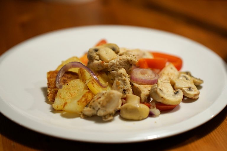 Pollo en papillote: los pasos para hacerlo en el microondas con verduras