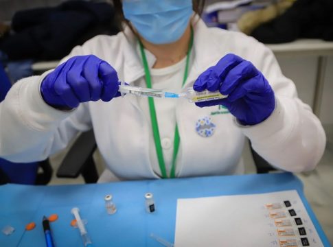 Sanidad prevé este jueves la aprobación unánime de un calendario acelerado de vacunación para refugiados