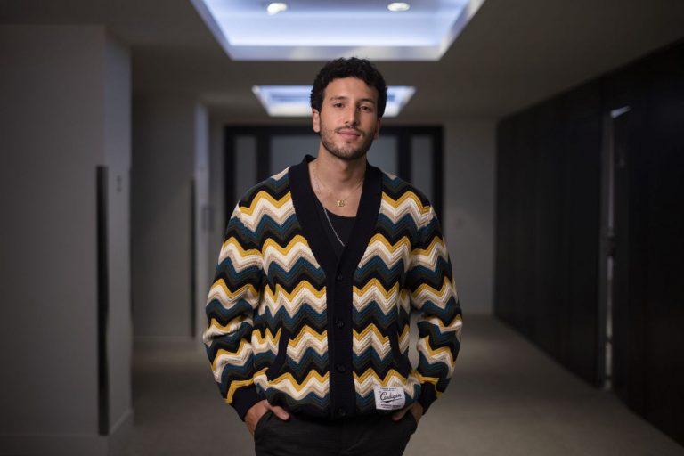Sebastián Yatra celebra los 10 años de 'Traicionera' con una entrevista exclusiva en Rolling Stone