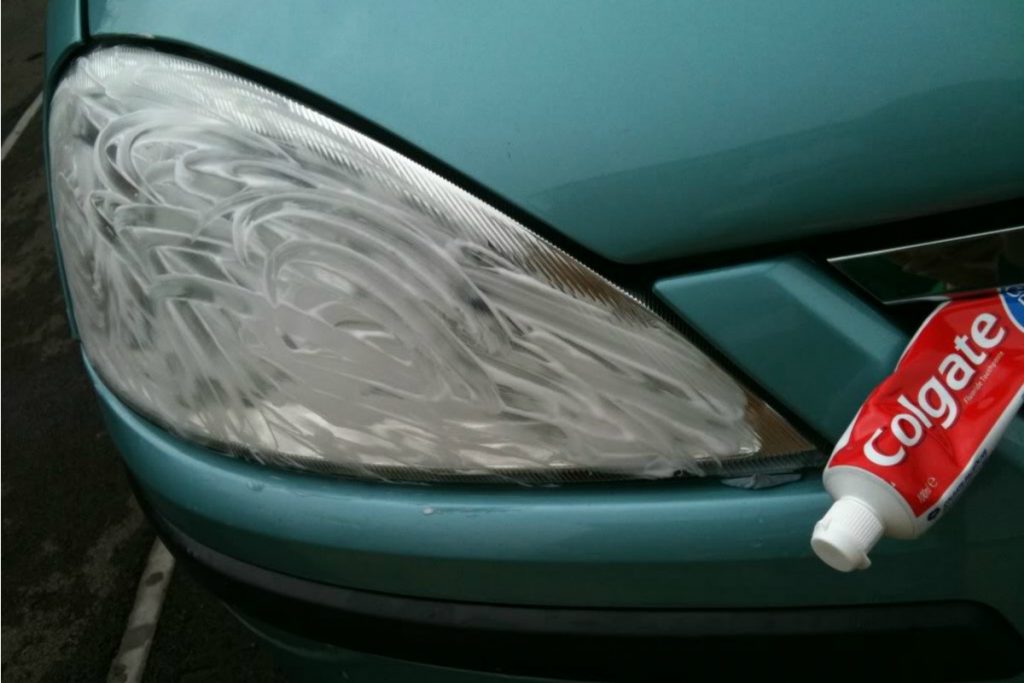 Limpia las luces del coche