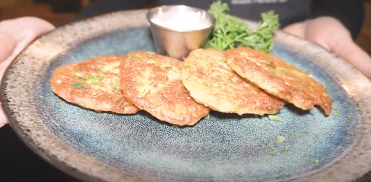 Tortitas de patata cómo hacer deruny, el desayuno típico de Ucrania