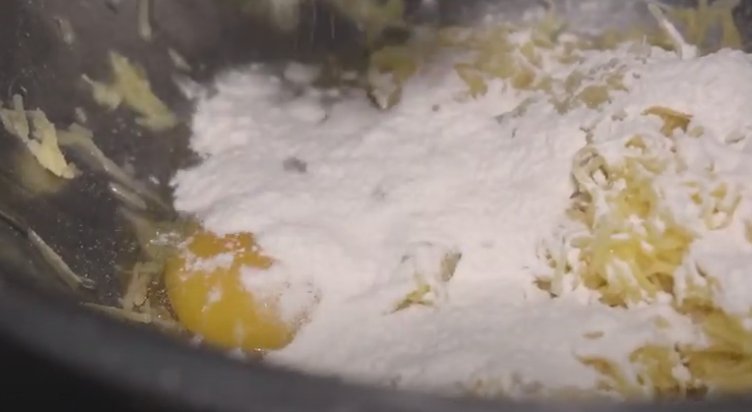 Tortitas de patata cómo hacer deruny, el desayuno típico de Ucrania