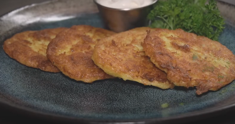 Tortitas de patata cómo hacer deruny, el desayuno típico de Ucrania