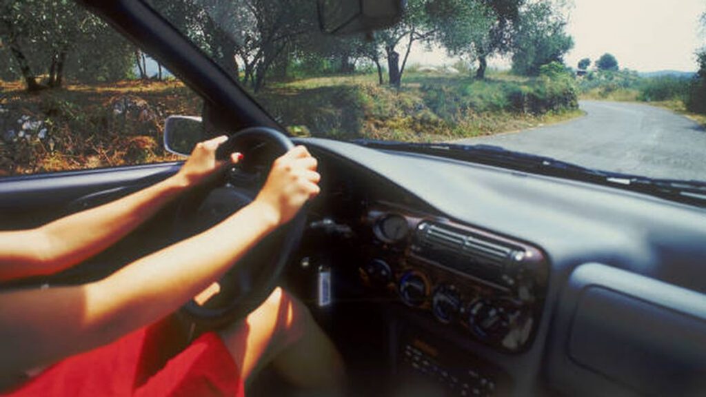 Trucos para ahorrar en gasolina y no dejarte el sueldo en el coche 79 Mantener el motor inactivo es sinónimo de ahorrar en gasolina