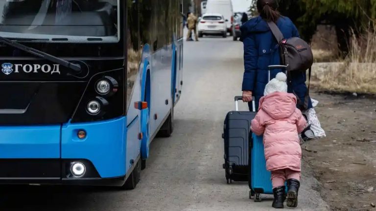 Un bus con 50 ucranianos llega a Sant Ferriol y otro irá hacia Barcelona
