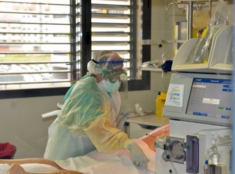 Cvirus.- Un estudio observa que el delirio es una consecuencia común en pacientes hospitalizados por COVID-19 severo