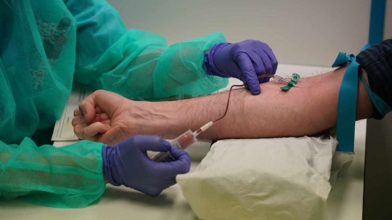 Una nueva investigación sugiere una relación causal entre el grupo sanguíneo y la COVID-19 grave