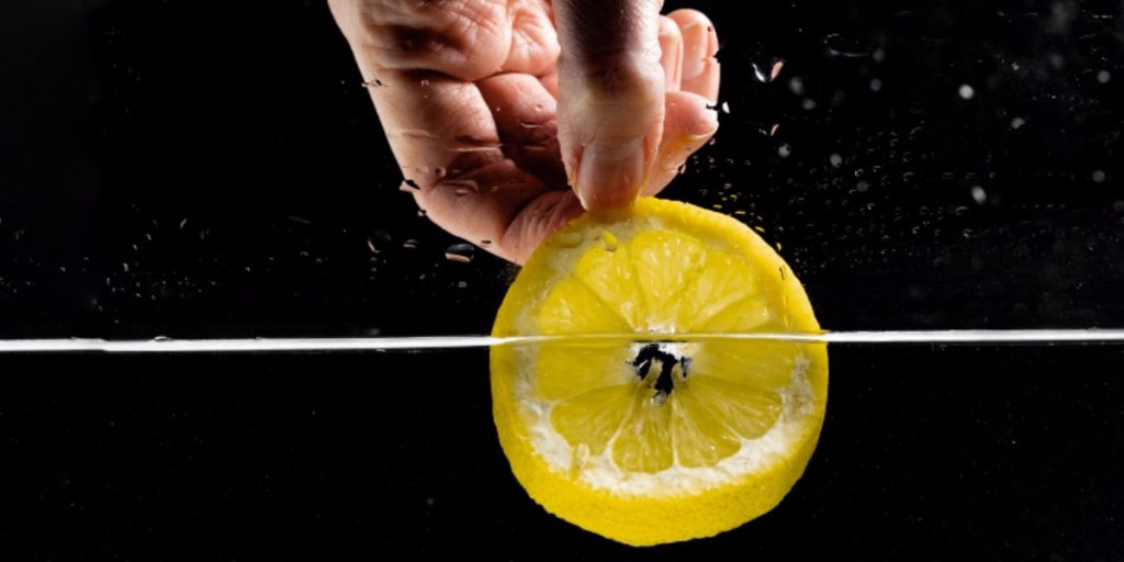 Usos alternativos al limón que no conocías
