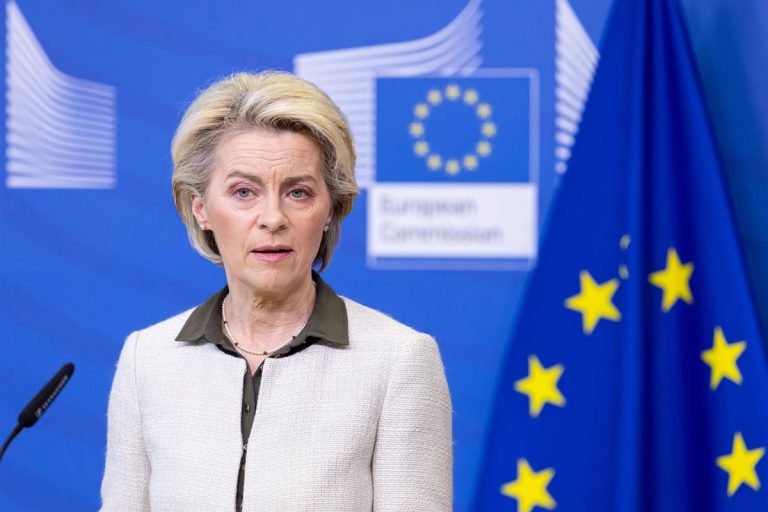 Von der Leyen pide un embargo total al petróleo ruso con periodo de transición