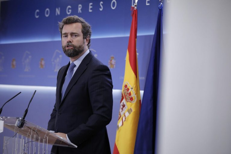 Vox Extremadura expone la ruptura de los pactos y el PP afirma que la inmigración no aparece en el acuerdo de gobierno