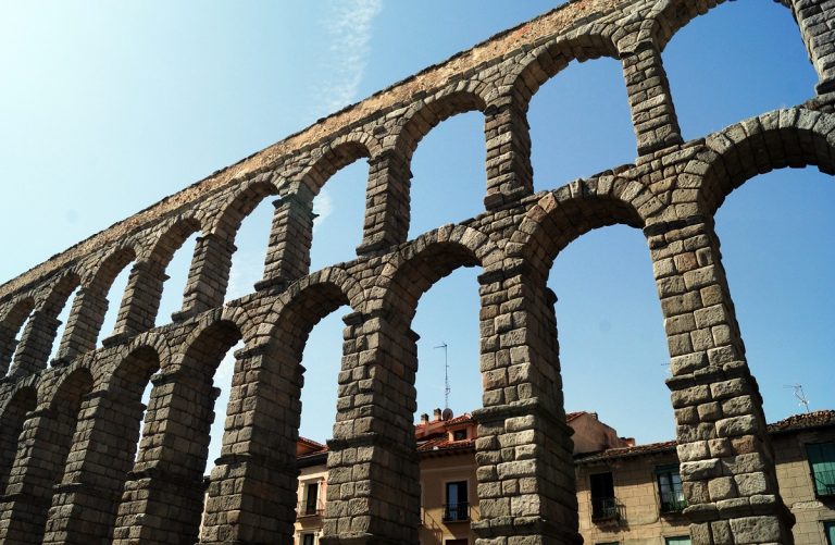 Piden al Gobierno derribar el acueducto de Segovia por un único motivo