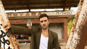 Álvaro de Luna estrena 'llego tarde', el nuevo single que anticipa su disco 'Azulejos'