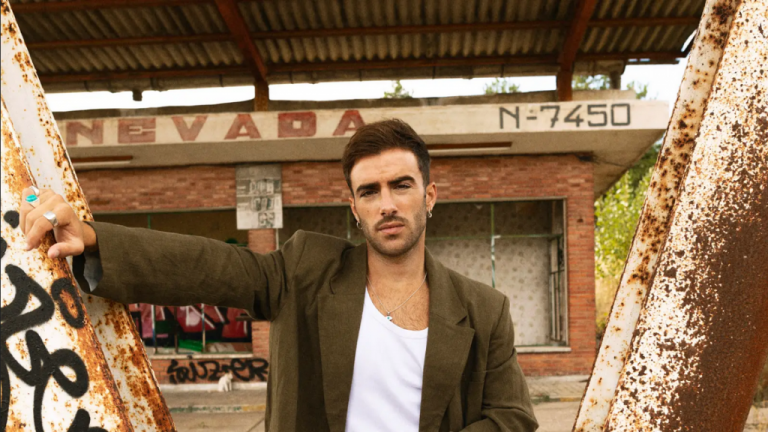 Álvaro de Luna estrena 'llego tarde', el nuevo single que anticipa su disco 'Azulejos'