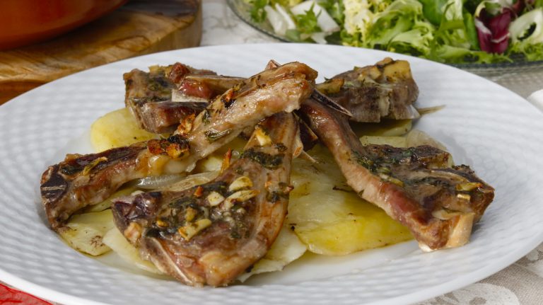 El truco para hacer unas chuletas de cordero al horno sabrosas